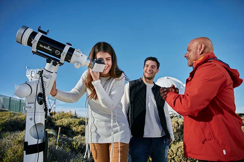 Pareja disfrutando de la visita al Observatorio del Teide en Tenerife