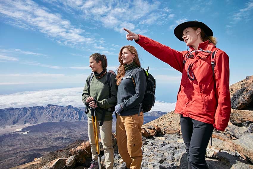 Bergbeklimmers tijdens een begeleide wandeltocht in de krater van de Teide