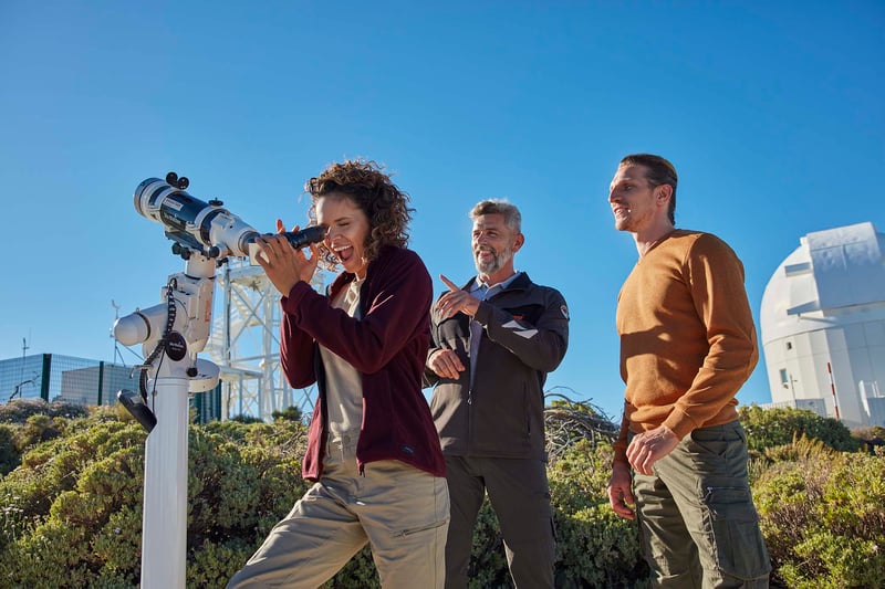 Een echtpaar geniet van een bezoek aan het Observatorium de Teide op Tenerife