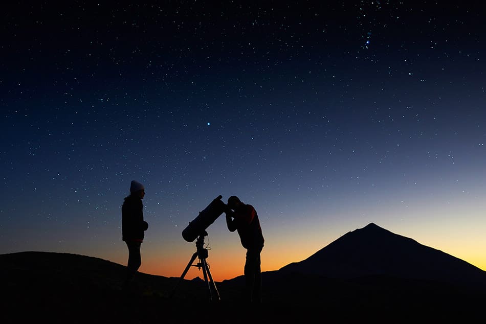 Imagen de un grupo observando el cielo nocturno en el Parque Nacional del Teide.