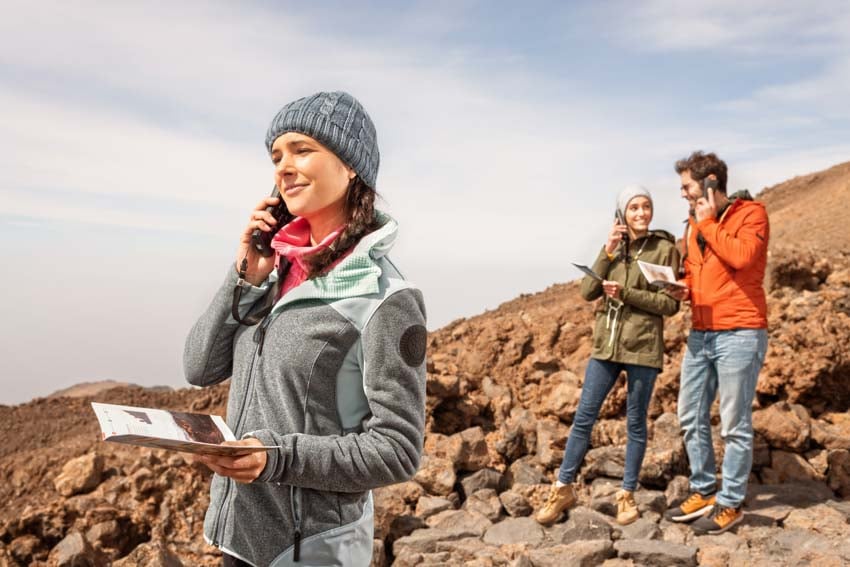 Besuchergruppe nutzt den Audioguide des Teide