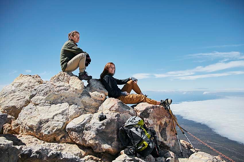 Subir al Teide andando senderistas en la cima