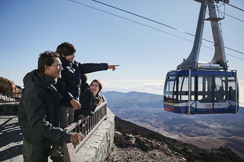 Familie genießt den Ausblick auf den Aussichtsterrassen der Teide Seilbahn