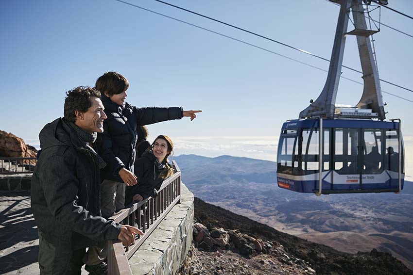 Familie aan het genieten van het uitzicht vanaf de uitzichtterrassen van de Kabelbaan de Teide