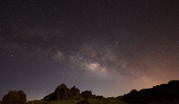 De sterren en de Melkweg observeren op Tenerife