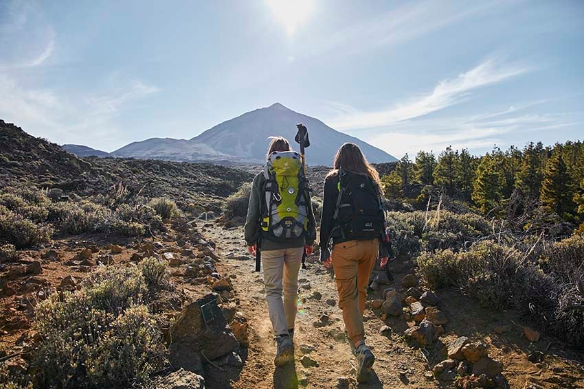 Mujeres disfrutando de la naturaleza en el Teide