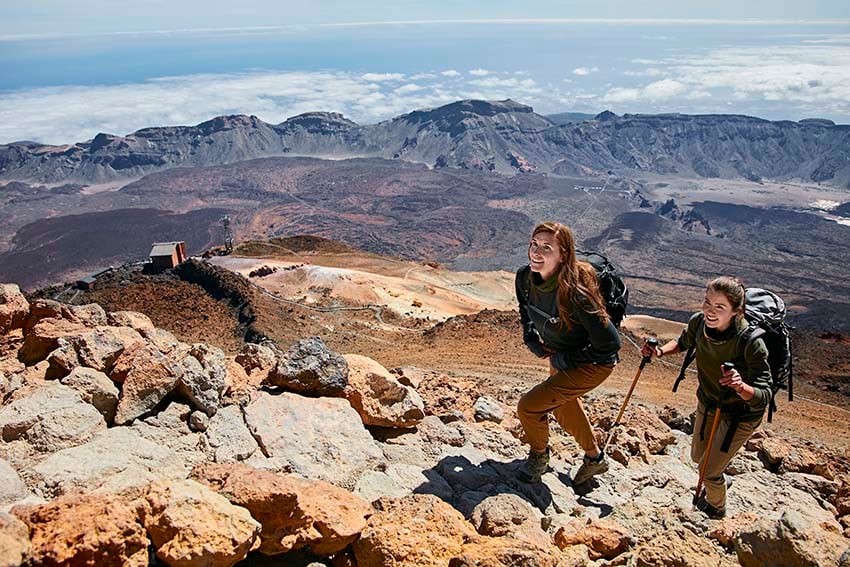 Chicas subiendo el Teide a pie en el Parque Nacional