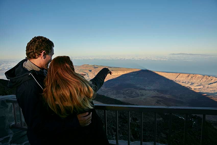 Proyección de la sombra del Teide sobre el mar y Gran Canaria.