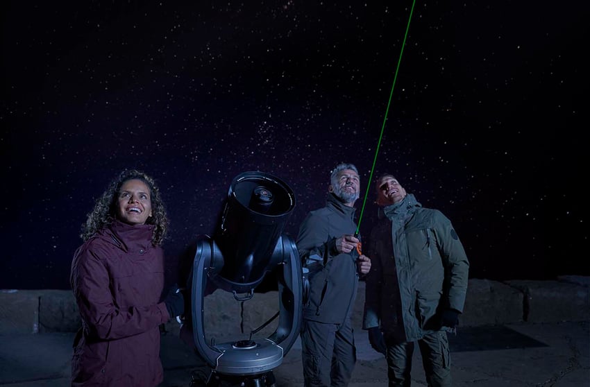 Observar las estrellas en el Teide grupo de personas con guía oficial