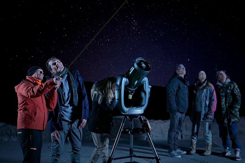 Observar las estrellas en el Teide grupo de personas con guía oficial