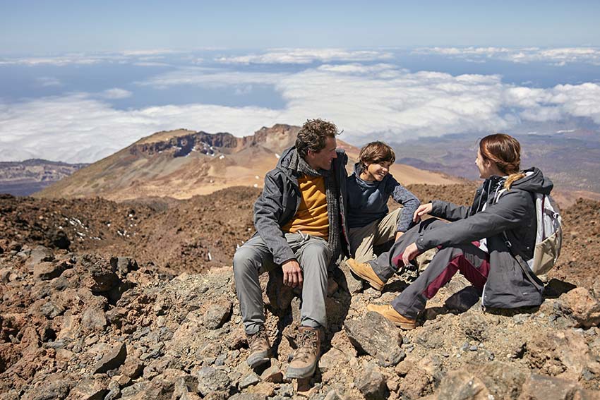 Familie aan het genieten van het vulkanische landschap van het Nationale Park de Teide