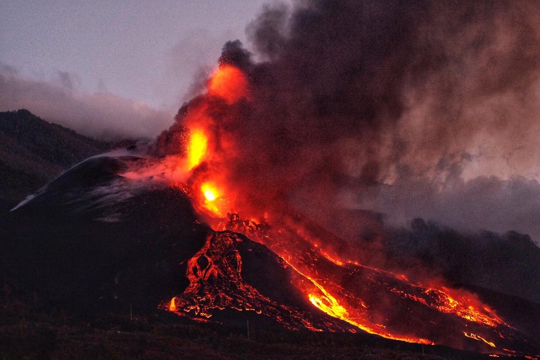Obraz erupcji wulkanu na La Palmie
