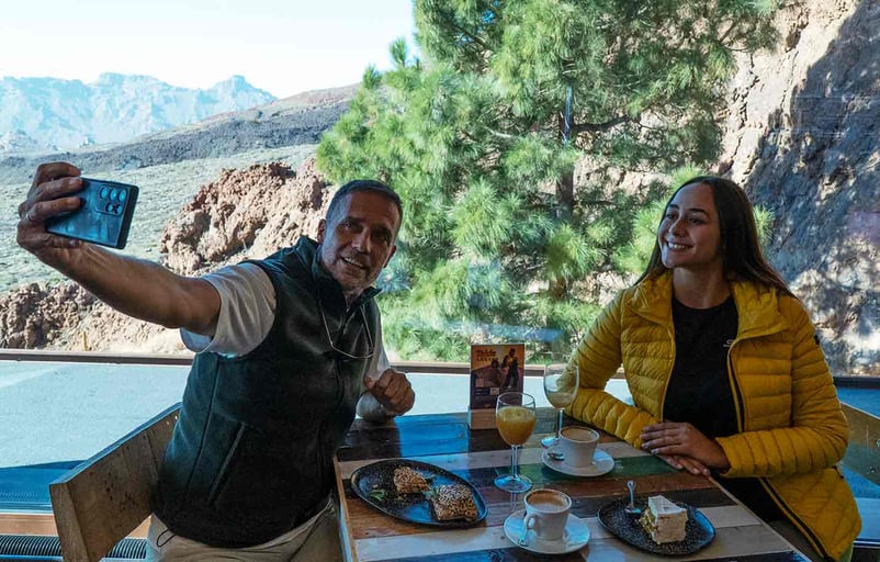 Pareja en la cafetería del Centro de Visitantes del Teide