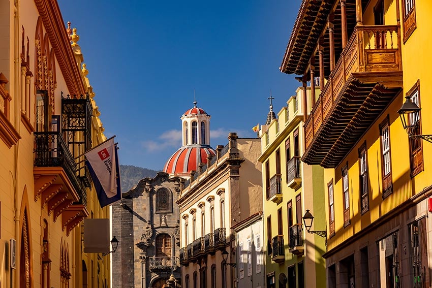 Panoramablick auf eine typische Straße in der Altstadt von La Orotava
