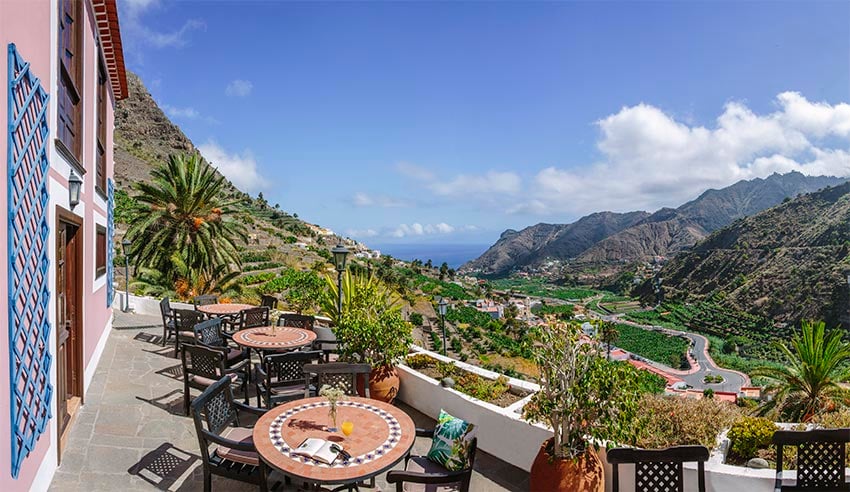 Vistas desde una terraza a un valle de la isla de La Gomera