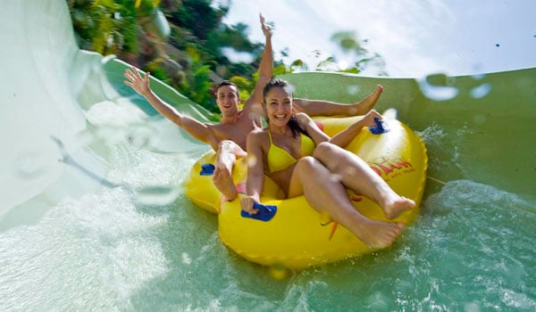 Pareja deslizándose por un tobogán en el parque acuático Siam Park en Tenerife.