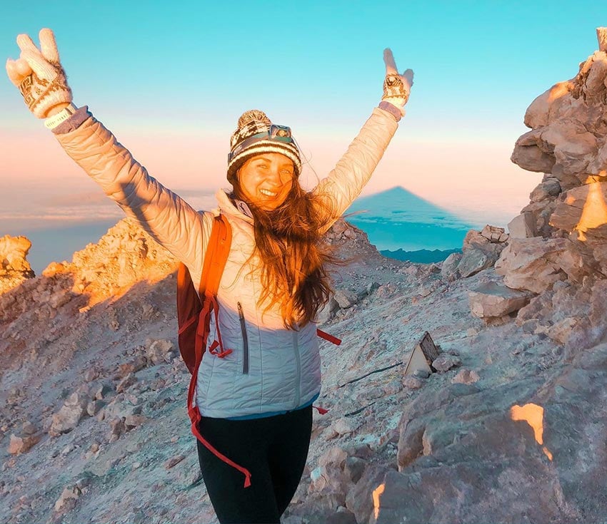 Femme dans un parage que traverse l’une des meilleures excursions de Tenerife