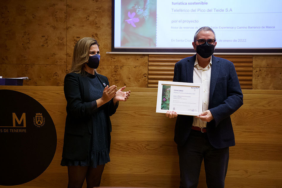 Image of lgnacio Sabaté, the General Manager of Teleférico del Teide receiving the accreditation certificate from the 2021 Sustainable Tourism Practices competition