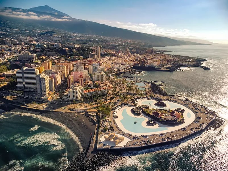 Luftaufnahme von Puerto de la Cruz. Sehenswürdigkeiten rund um die Stadt.