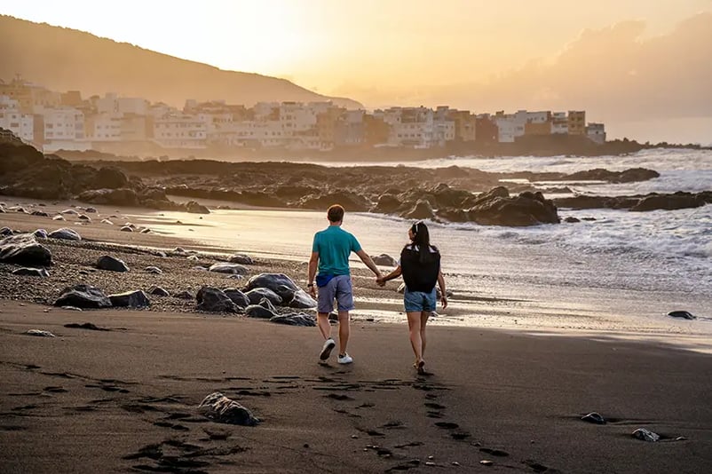 L’une des meilleures activités à faire à Puerto de la Cruz c’est d’admirer un coucher de soleil depuis la plage Jardín 