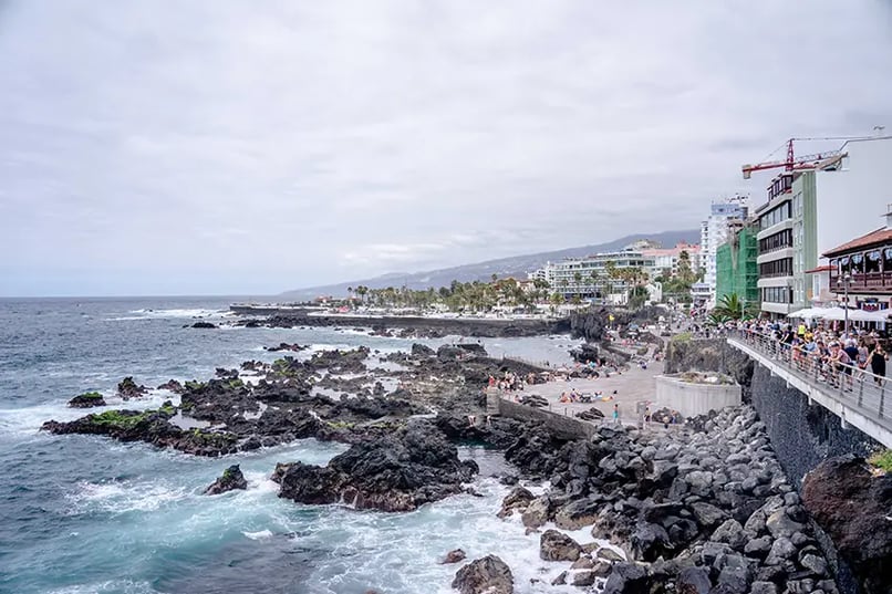 Het strand Playa San Telmo ligt onder de voetgangerspromenade van San Telmo.