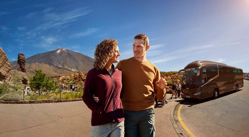 Ein Paar bei der Ankunft im Teide-Nationalpark auf einem organisierten Ausflug