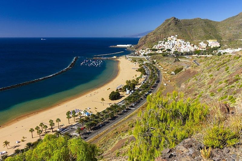 Vue de la plage de Las Teresitas à Tenerife et du village de San Andrés