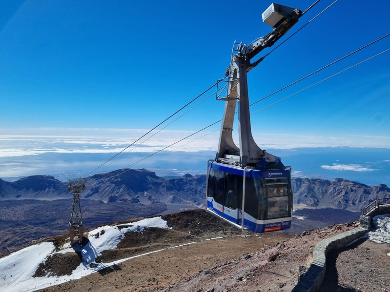 Krajobraz ze szczytu Teide ze wznoszącą się kolejką linową
