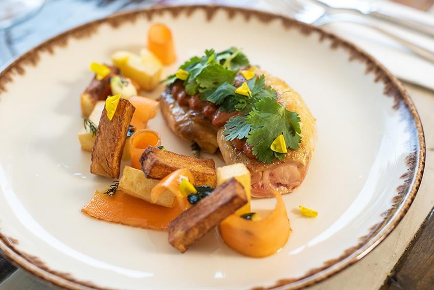 Hähnchenschenkel mit Tomate, Käse, Honig und Gemüse.