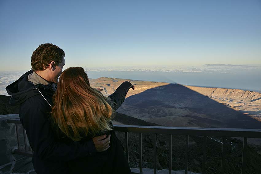  Ein Paar betrachtet die Projektion des Schattens des Teide