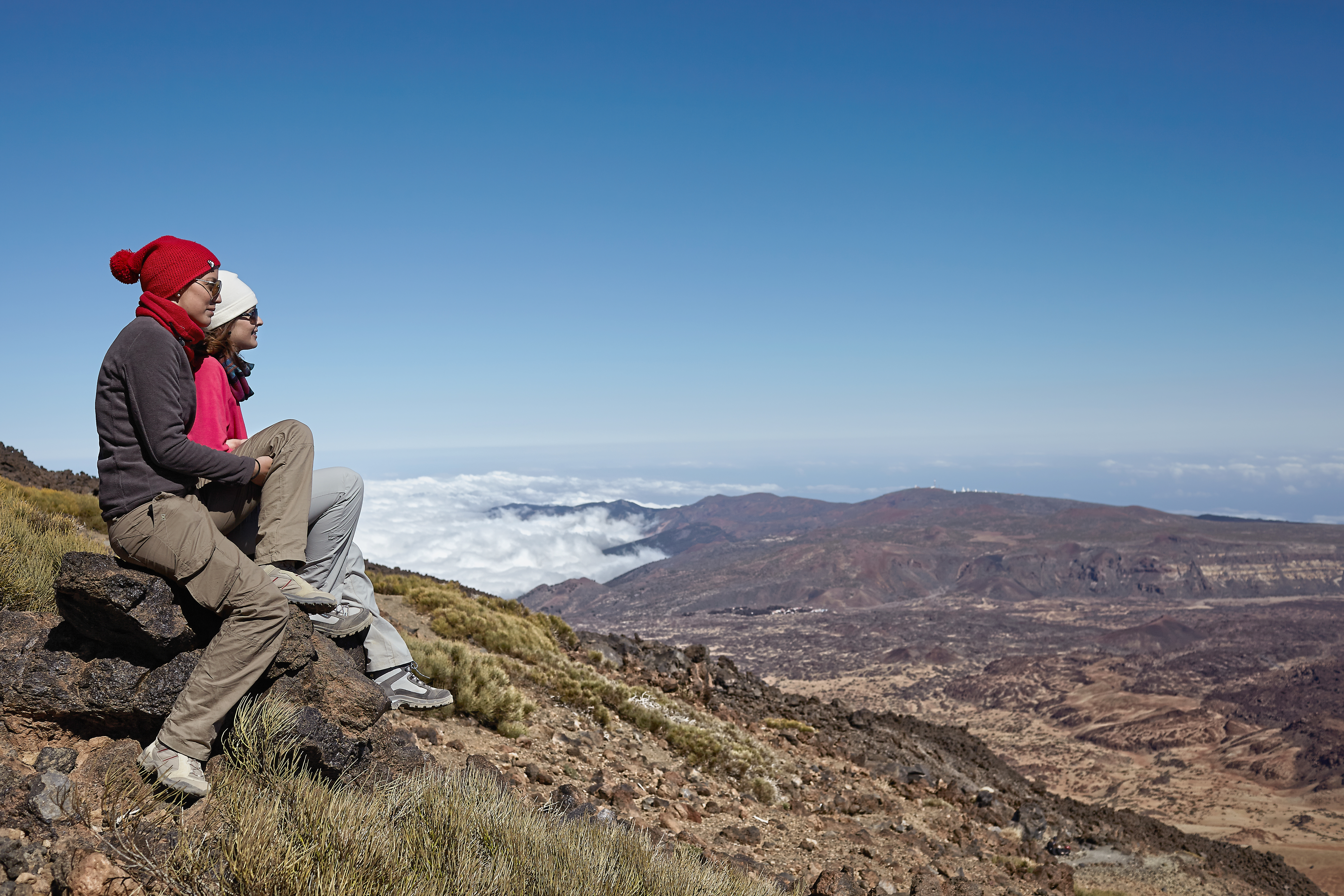 Alcuni escursionisti mentre contemplano il paesaggio dal Teide.